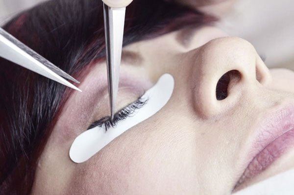 lash technician learning how to remove eyelash extensions